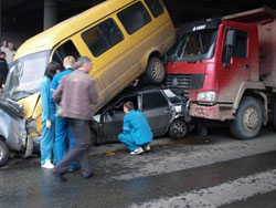 «Постарался»! В Челябинске водитель многотонной фуры протаранил 9 машин. ФОТО