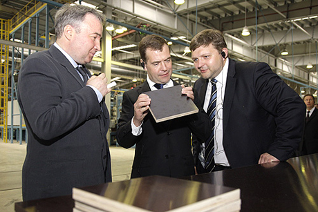 Наш губернатор преподнес Медведеву не совсем сезонный подарок. Но президент все равно остался доволен