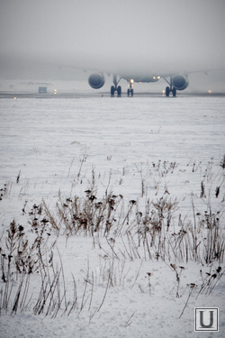 В аэропорту Ханты-Мансийска самолет совершил аварийную посадку