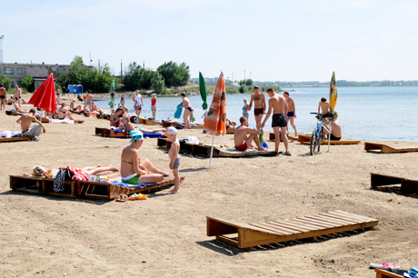 «Путинский» пляж в Челябинске в действии! Правда, чуть туалет не сперли. Вице-губернатор рассказывает: «Звонит мне ночью, где-то в половине второго, губернатор и спрашивает…» 