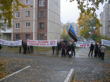Горняки СУБРа вышли на акцию протеста. Требовали поддержать Путина и прекратить дискриминацию. ФОТО